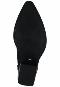 Sola di scarpa in pelle nera, forma appuntita, superficie testurizzata, tacco quadrato, marchio "NeroGiardini" e bandiera italiana vicino al tacco.