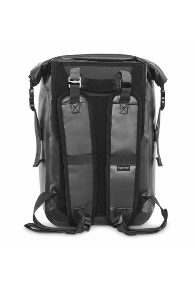 Mochila impermeable negra con correas ajustables, cierre enrollable, panel trasero acolchado y parche con el logo en la parte frontal. Material texturizado y duradero.