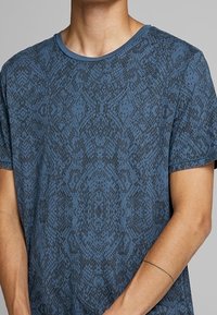 Jack & Jones PREMIUM T-shirt med print - dark-blue denim