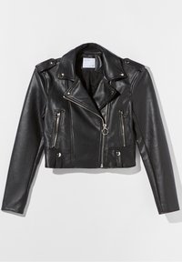 Musta lyhyt nahkatakki, jossa on lovellinen kaulus, hopeavetoketjulliset taskut ja sivuvetoketjuyksityiskohdat. Sileä pinta ja istuva malli.