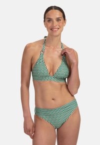 Bikini de patrón verde y crema con top de cuello halter y braga a la cadera a juego, con diseño geométrico y tela texturizada.