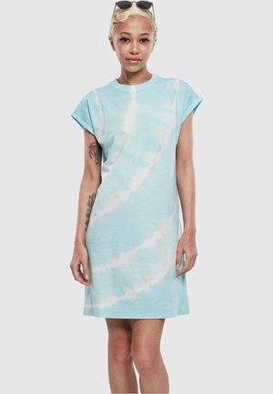 Helles blaue Batik-T-Shirt-Kleid aus weicher Baumwolle, mit kurzen Ärmeln und einem entspannten Schnitt, versehen mit einem spiralförmigen Muster in Weiß.