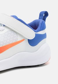 Nike Performance REVOLUTION 7 - Apavi skriešanai pa asfaltu - white/team orange/astronomy blue/total orange