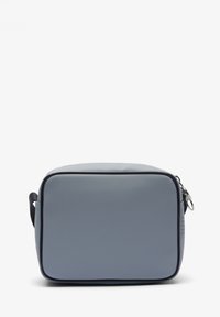 Borsa quadrata in materiale testurizzato azzurro chiaro con chiusura a cerniera, manico laterale e dettagli blu scuro. Le dimensioni indicano un design compatto.