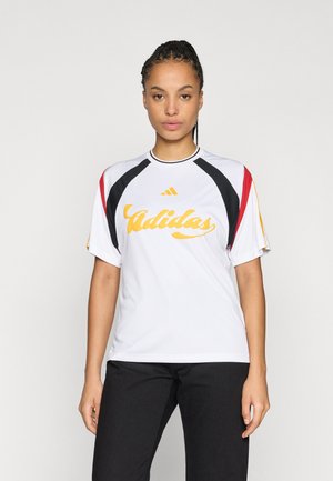 Weißes Sporttrikot mit schwarzen, roten und gelben Akzenten. Verfügt über kurze Ärmel und einen Rundhalsausschnitt. "Adidas"-Logo in Gelb auf der Brust.