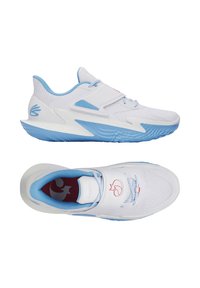 Scarpe da ginnastica bianche con accenti blu, tomaia in mesh, suola texturizzata, cinturino al collo del piede e dettagli del logo rosso sulla linguetta.