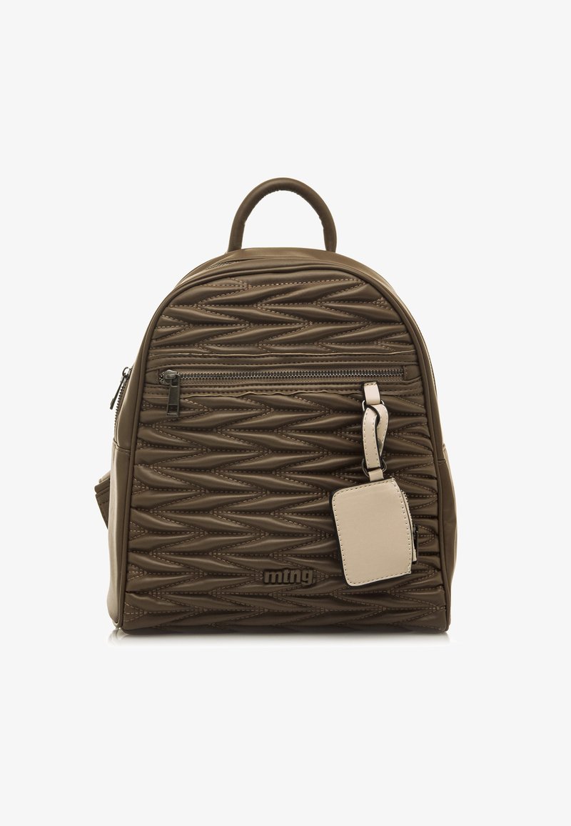 Mochila sintética marrón con patrón de diamante texturizado, bolsillo frontal con cremallera y una pequeña etiqueta desmontable. Parte superior redondeada y correas dobles para los hombros.