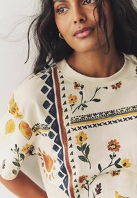 Next SHORT SLEEVE CREW NECK - Trükipildiga T-särk - ecru white sunflower floral placement print
