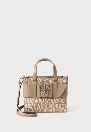 Beżowa torebka Armani Exchange z powtarzającym się logo i regulowanym paskiem na ramię na prostym białym tle.