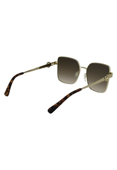 Lunettes de soleil carrées avec des verres gris dégradés, monture en métal doré et embouts écaille de tortue sur les branches. Design léger et moderne.