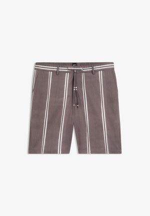 Brune shorts med lodrette hvide striber, snørelukning i taljen, bæltestropper, sidelommer og et sort mærke midt på linningen.