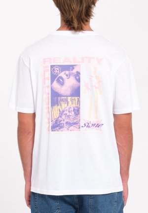 Weißes Baumwoll-T-Shirt mit einem lebhaften Grafikdesign auf der Rückseite, das Bilder und Text in Lila und Pink zeigt und einen modernen, künstlerischen Look präsentiert.