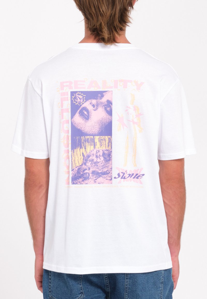 Witte katoen t-shirt met een levendig grafisch ontwerp op de achterkant, met beelden en tekst in paars en roze, dat een moderne, artistieke uitstraling laat zien.