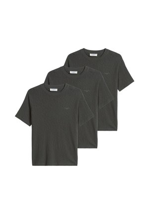 Tre mørkegrå t-shirts med korte ærmer og rund hals stablet med lille, diskret tekstlogo på venstre bryst.