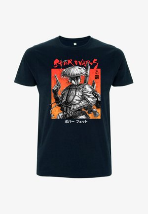 Zwarte katoenen T-shirt met een grafisch ontwerp van een personage in een wapenuitrusting, die geweren vasthoudt, op een oranje achtergrond met Japanse tekst.