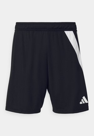 Pantalones cortos deportivos negros con una cintura elástica, que cuentan con una franja blanca diagonal en el lado izquierdo y un acento de logo blanco en la parte inferior derecha.