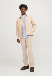 Jack & Jones JJESUMMER BAND LINEN MIX SHIRT - Marškiniai - blue