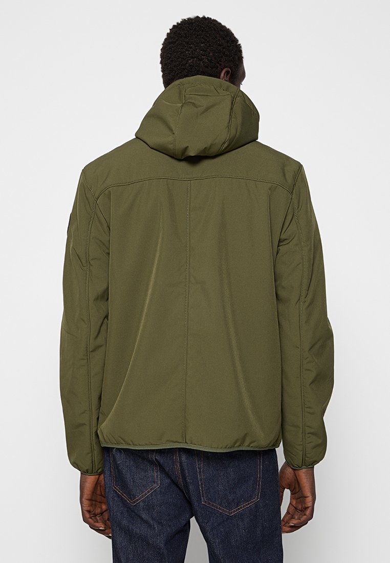 Chaqueta con capucha en verde oliva, que presenta una textura suave, cierre de cremallera en la parte delantera y costuras laterales. Diseño ligero con un ajuste relajado.