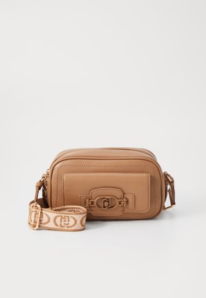 Petit sac bandoulière rectangulaire en cuir marron avec poche avant et sangle en tissu beige à motif monogramme.