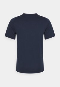 Camiseta de manga corta azul marino con cuello redondo, hecha de una tela suave y ligera. Presenta una parte trasera lisa sin adornos.