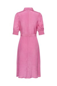 Robe rose mi-longue aux genoux avec manches courtes bouffantes, col avec collet et détail à la taille, vue de dos.