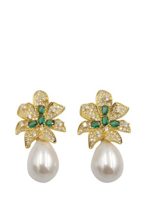 Boucles d'oreilles florales dorées avec des pierres précieuses vertes et des cristaux transparents, présentant une goutte de perle. Design élégant de fleurs avec des formes de pétales détaillées.