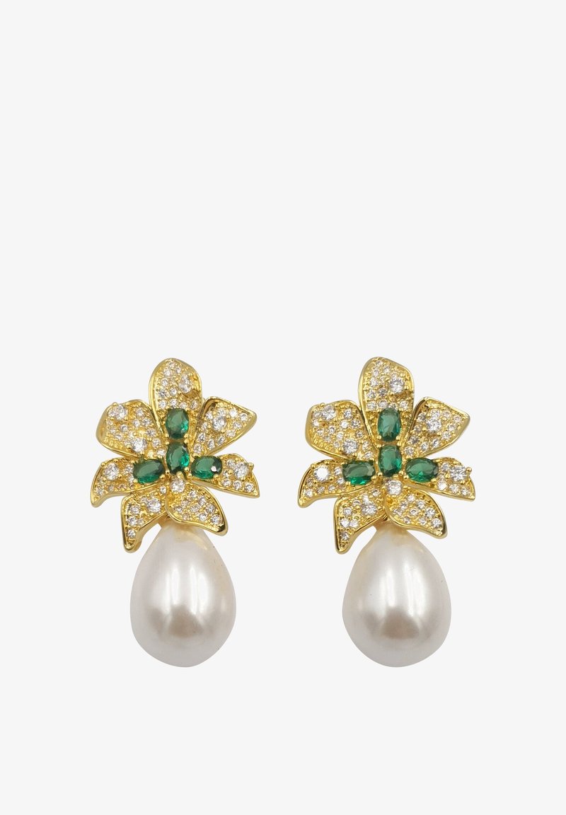 Boucles d'oreilles florales dorées avec des pierres précieuses vertes et des cristaux transparents, présentant une goutte de perle. Design élégant de fleurs avec des formes de pétales détaillées.