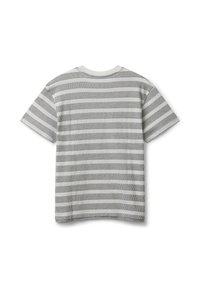 Camiseta de manga corta en gris claro con rayas horizontales en gris oscuro. Fabricada en tejido suave, con cuello redondo y dobladillo recto.