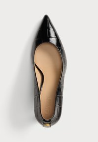 Μαύρες παπούτσια μπαλαρίνας από πατίνα με μυτερή μύτη και σχέδιο από κροκό, με κοψίματα στα πλάγια και μικρή χρυσή λεπτομέρεια στη φτέρνα.