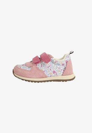 Scarpe per bambini in suede e tessuto rosa con motivo floreale, due cinturini in velcro e suola in gomma testurizzata. Fodera bianca e fascia di trazione sul tallone.