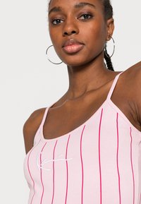 Karl Kani SMALL SIGNATURE PINSTRIPE DRESS - Džersejové šaty - rose