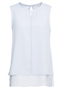 Ärmlös blus i ljusblått med rund halsringning, vertikal söm fram, lager-på-lager fåll och nyckelhålsknäppning bak vid nacken.