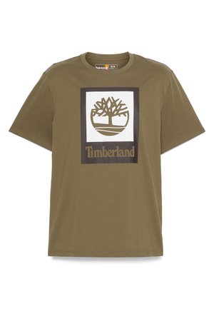 Olivgrön bomullströja med korta ärmar, med en vit fyrkantig logotypdesign med ett träd och texten "Timberland" längst ner.