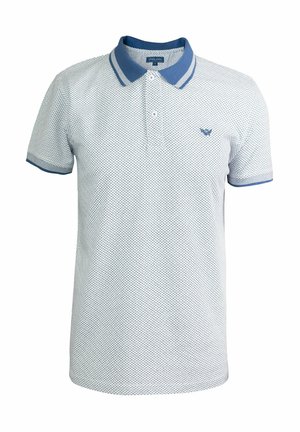 Polo en azul claro con un patrón texturizado, cuello azul y acentos en las mangas, y logo bordado en el pecho.