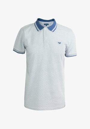 Polo en azul claro con un patrón texturizado, cuello azul y acentos en las mangas, y logo bordado en el pecho.