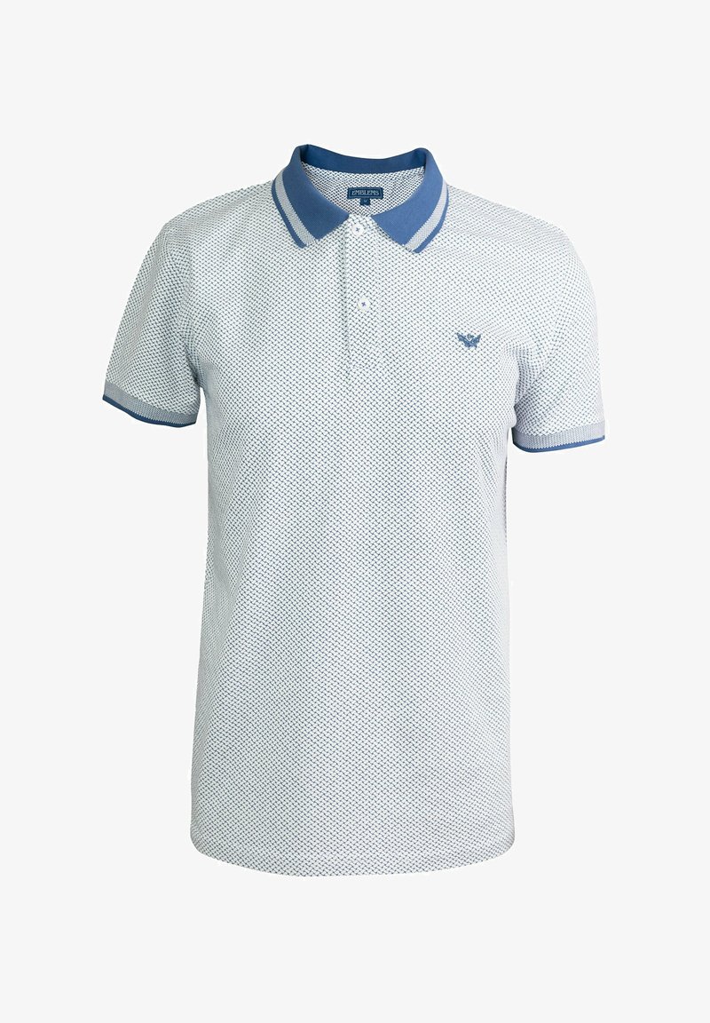 Polo en azul claro con un patrón texturizado, cuello azul y acentos en las mangas, y logo bordado en el pecho.
