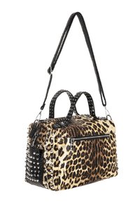 Bolso con estampado de leopardo, detalles en cuero negro y herrajes con tachuelas. Cuenta con un bolsillo con cremallera y asas dobles para llevar.