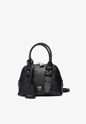 Borsa a tracolla in pelle nera con due manici, chiusura a zip con lucchetto dorato, emblema logo dorato e targhetta removibile con la scritta "PINKO" sul davanti.