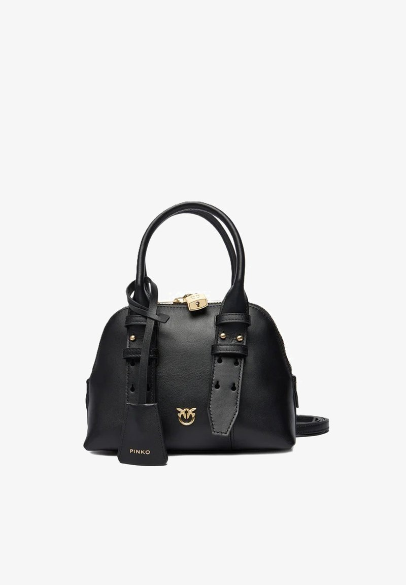 Sac à main en cuir noir avec deux poignées, fermeture éclair avec serrure dorée, logo doré et étiquette amovible portant la mention "PINKO" sur le devant.