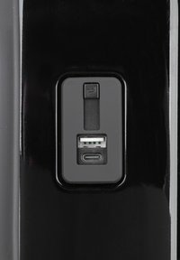 Panel de carga negro con un puerto USB-A y un puerto USB-C, acabado mate y un botón elevado etiquetado con un símbolo de encendido.