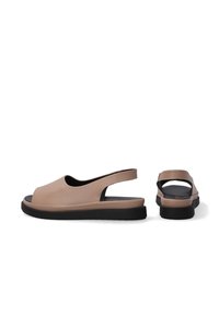 Brune slidesandaler med åben tå og hæl, der har et slingback-design, blødt materiale og en kontrastfarvet sort sål.