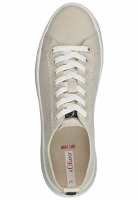Sneaker in tela beige con punta rotonda, lacci bianchi e suola in gomma chiara. Presenta il marchio sulla soletta e dettagli di cucitura.