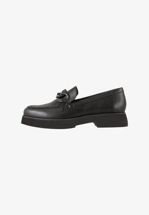 Sorte læderloafers med knudedetalje foran, der har en kraftig sort sål og et elegant, afrundet tådesign.