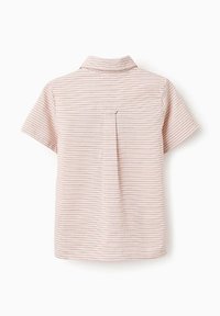 Camicia a maniche corte con colletto di colore rosa chiaro con sottili righe bianche, caratterizzata da una piega centrale sul retro e un orlo dritto.