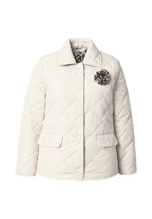 Chaqueta de crema acolchada con cuello puntiagudo, botones frontales, dos bolsillos y un broche de estampado de leopardo floral en el lado izquierdo.