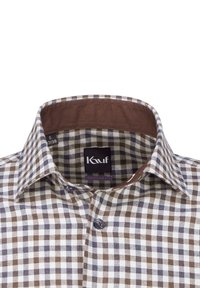 Camicia a quadri marrone e bianca con colletto a bottone, caratterizzata da un colletto interno a contrasto in marrone uniforme e un design classico.