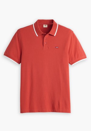 Punainen lyhythihainen poolopaita, jossa valkoinen reunus kauluksessa ja hihoissa, kaksinappinen läppä ja pieni Levi's-logo vasemmassa rinnassa.