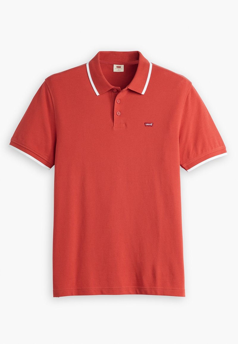Polo rouge manches courtes avec bordure blanche au col et aux manches, patte à deux boutons, et petit logo Levi's sur la poitrine gauche.