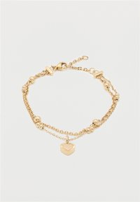 Διπλό χρυσό βραχιόλι με μικρές χρυσές χάντρες και μενταγιόν σε σχήμα καρδιάς σε λευκό φόντο.