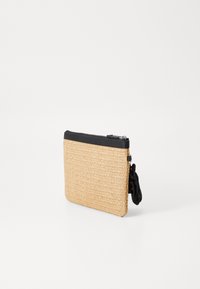 Szőtt szalmából készült pouch fekete cipzárral és szövet részlettel. Téglalap alakú, texturált felülettel és sima cipzáras záródással rendelkezik.